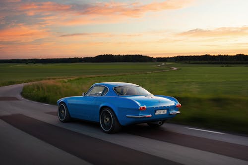 Volvo P1800 Cyan named Retro Hero of the Year by Top Gear
