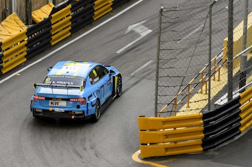 Flash report: Andy Priaulx breaks 2:30 barrier at Macau