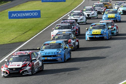 Thed Björk冲进前五名 Andy Priaulx被迫退出比赛