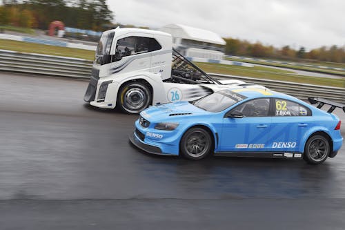 VIDEO: Two titans in a head-to-head challenge