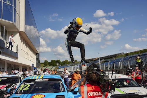 ​Santiago Urrutia claims first Lynk & Co Cyan Racing win of 2022